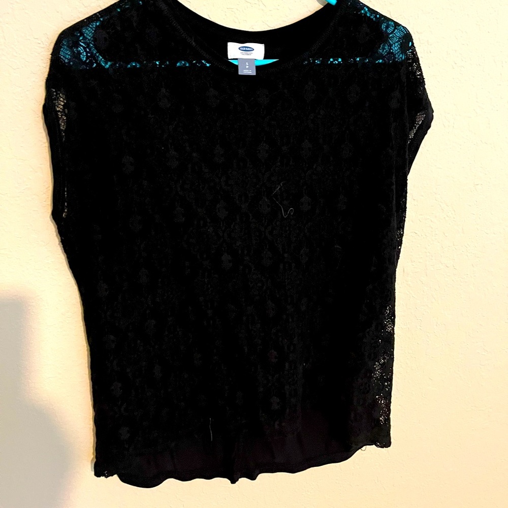Old Navy Beautiful Black embroidered Top. NWOT.